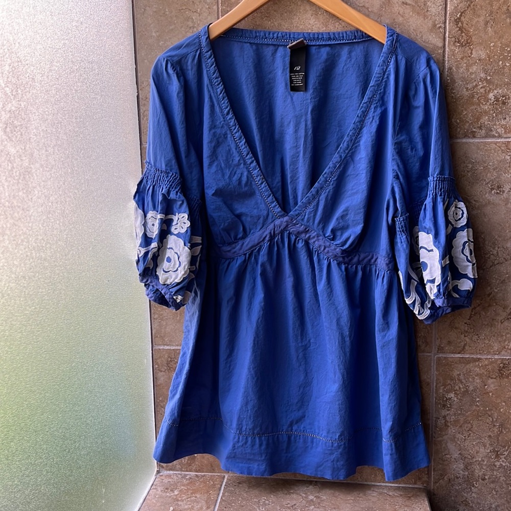 Anthropologie Lithe Lantern Sleeve Blouse — 12 — Blue Body & White Appliqués